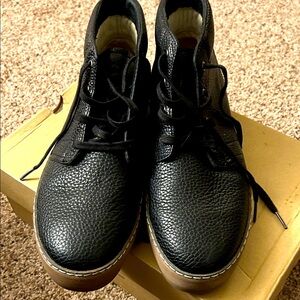 These are brown boot UGGS gently new with the box Men Size 11